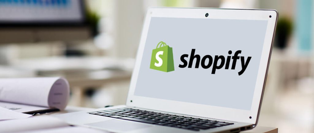 Shopify Laptop aperto con il logo Shopify sullo schermo, simbolo della piattaforma di e-commerce integrata con i nuovi plug-in GLS per la gestione semplice delle spedizioni e dei ritiri.