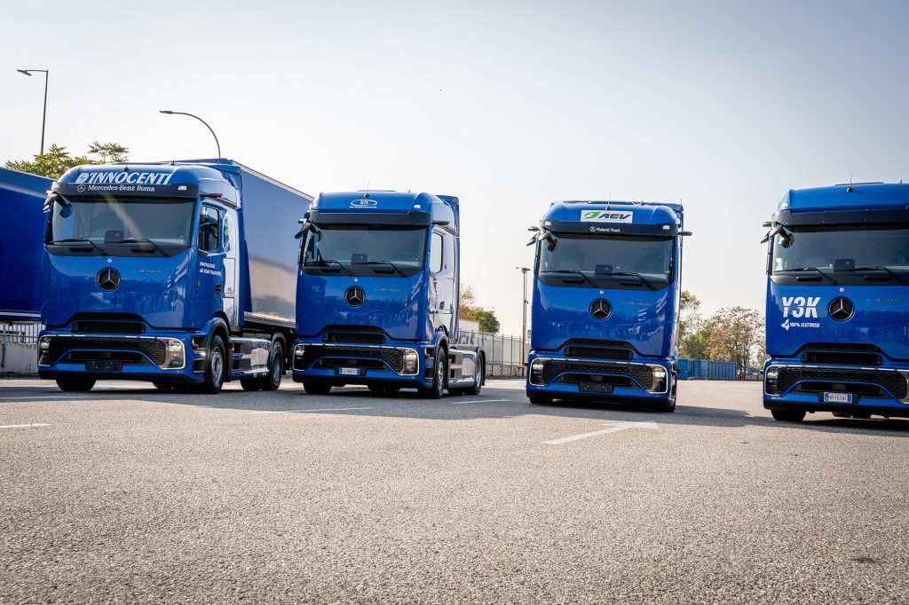 Fila di furgoni elettrici Mercedes-Benz blu parcheggiati uno accanto all'altro