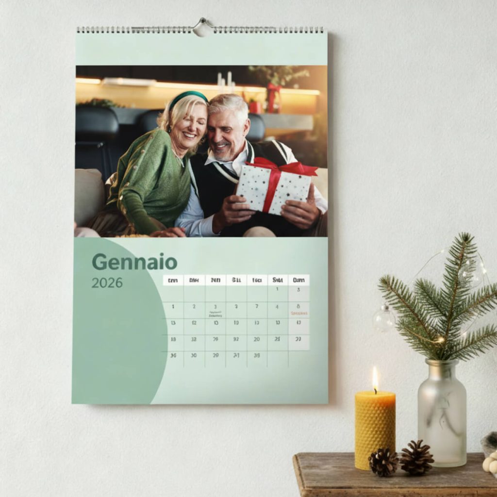 Un calendario del 2026 è appeso alla parete con la foto di una coppia di anziani sorridenti