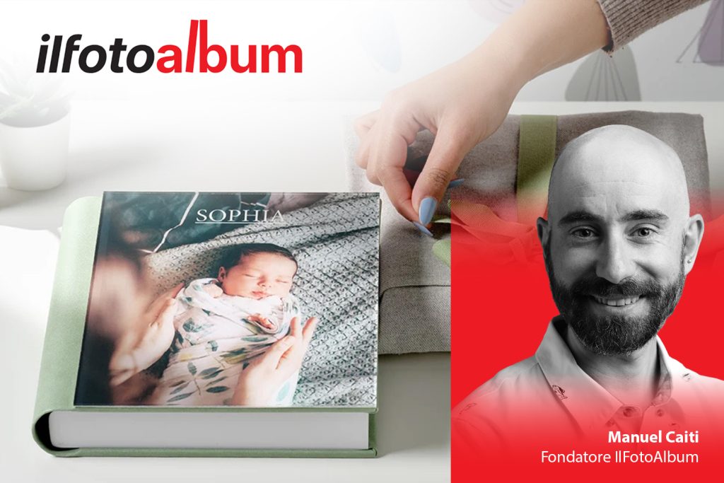 Ritratto di Manuel Caiti, fondatore IlFoto Album, accanto a un elegante album fotografico personalizzato appoggiato su un tavolo